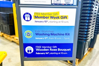 signage in Lowes about free wooden rose bouquet 